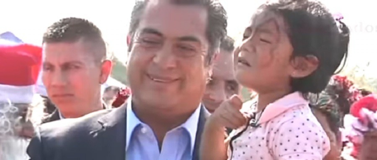“El Bronco” destroza la navidad y revela la identidad de Santa Claus a los niños
