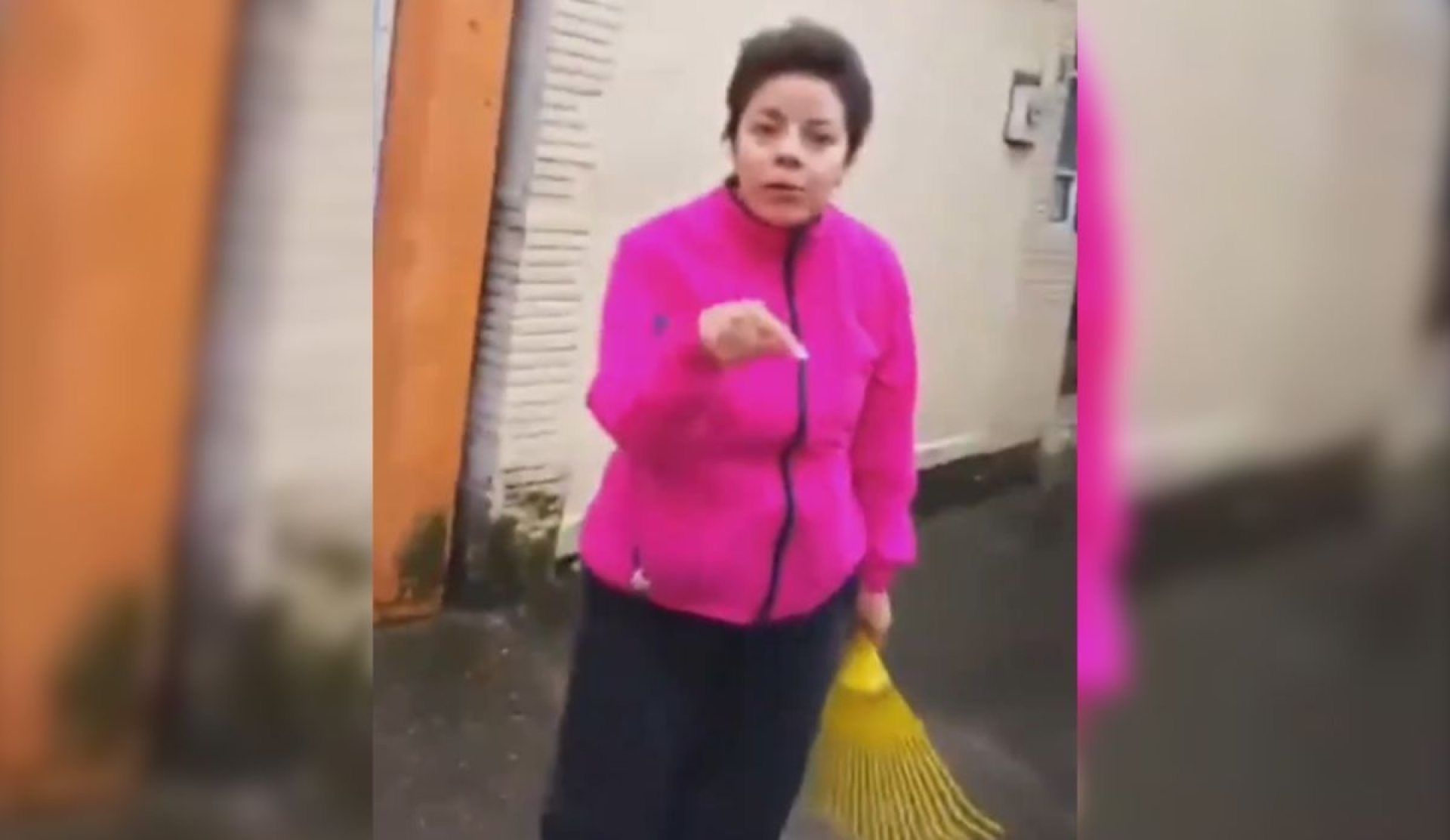 'Lady Coladera': adulta mayor golpea a conductor y se vuelve viral en redes