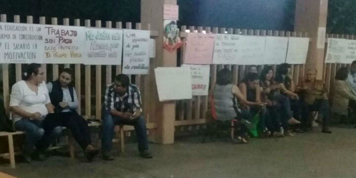 Protestan maestros de la Preparatoria 1 de la UAEM