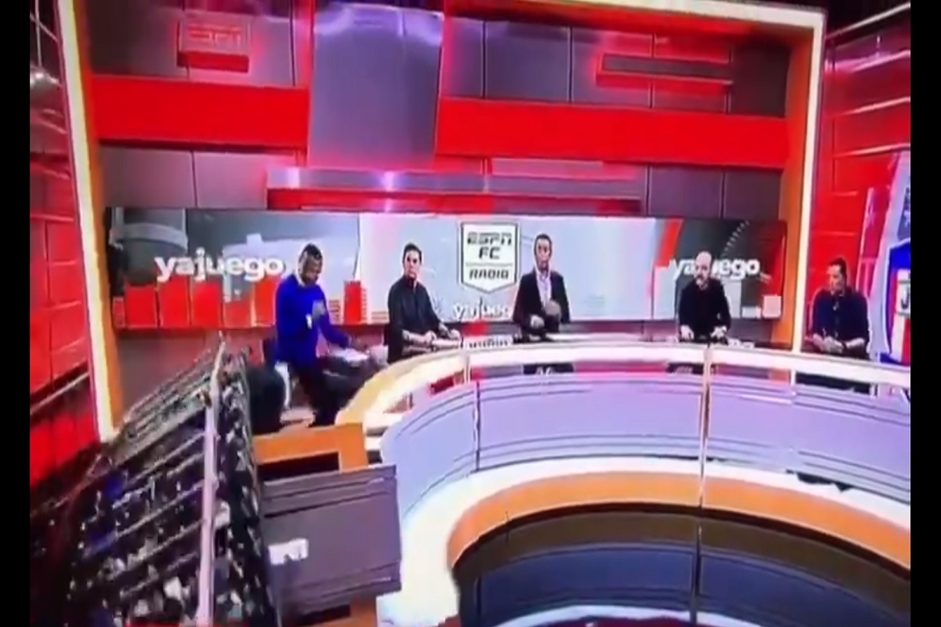 Pantalla gigante cae sobre un conductor durante transmisión en vivo de ESPN