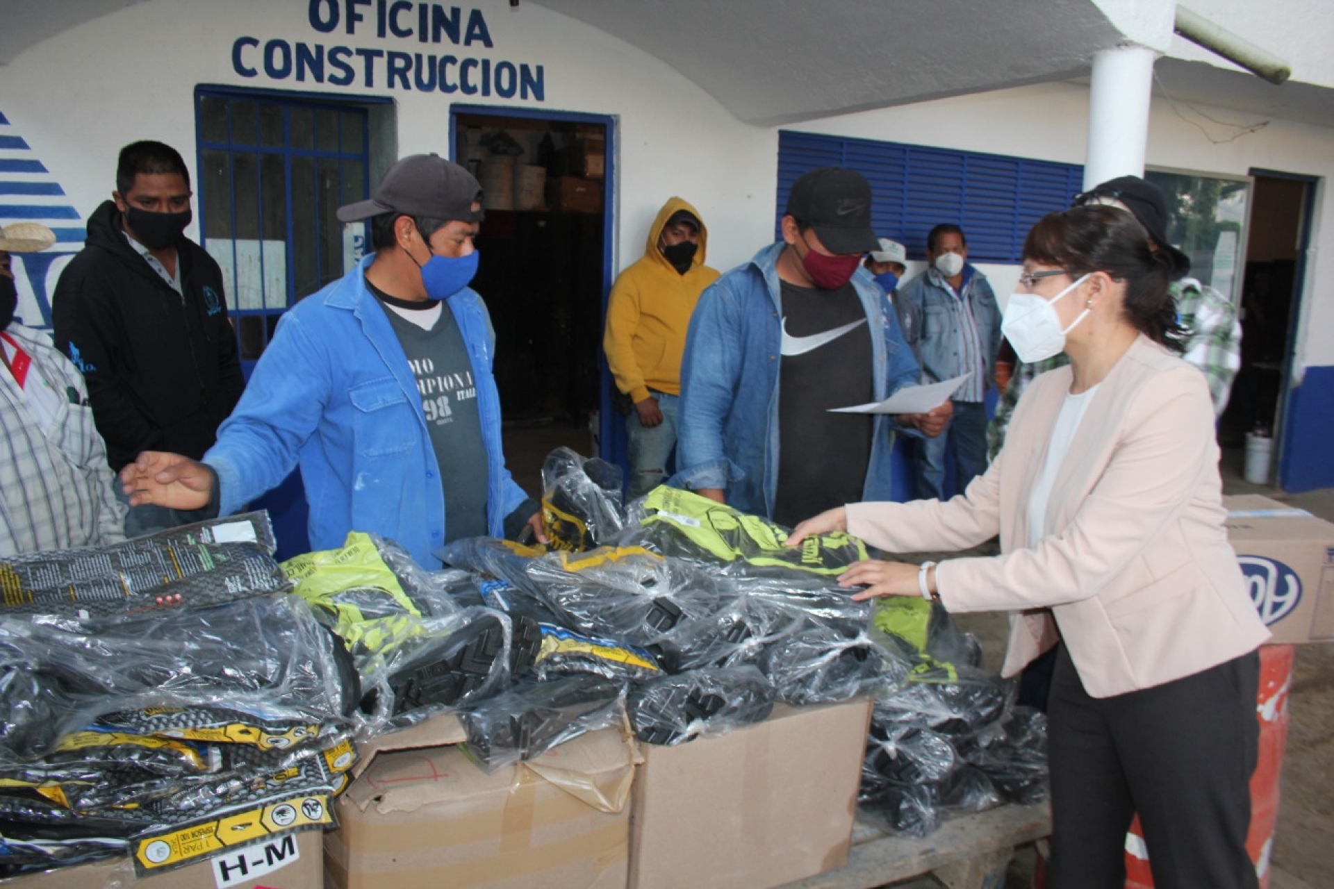Entrega SAPAC herramientas a trabajadores operativos