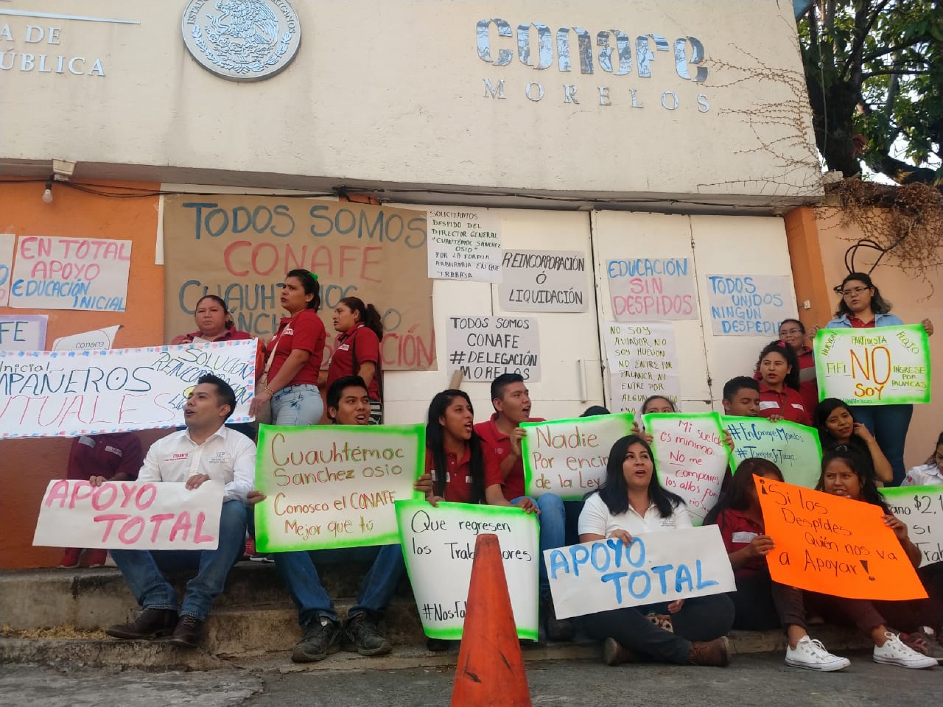 Toman trabajadores despedidos instalaciones del Conafe