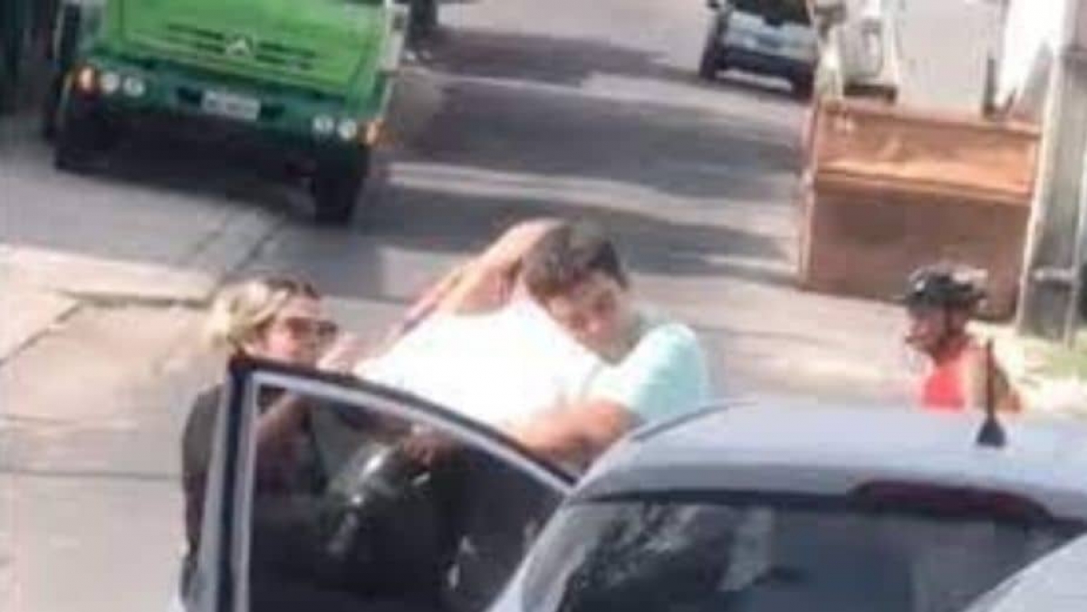Abuelito llora tras atropellar a motociclista y ambos de abrazan