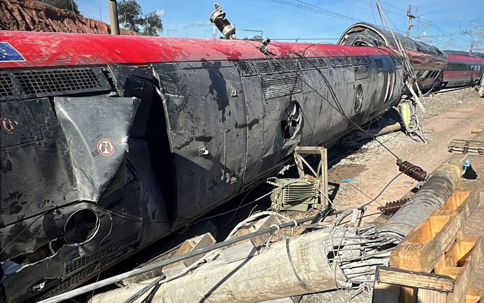 Descarrilamiento de tren en España: investigación apunta a rotura de vía