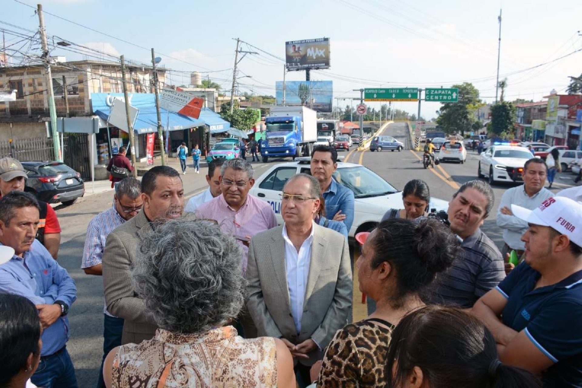 Ayuntamiento atiende peticiones de vecinos y comerciantes inconformes de avenida Universidad