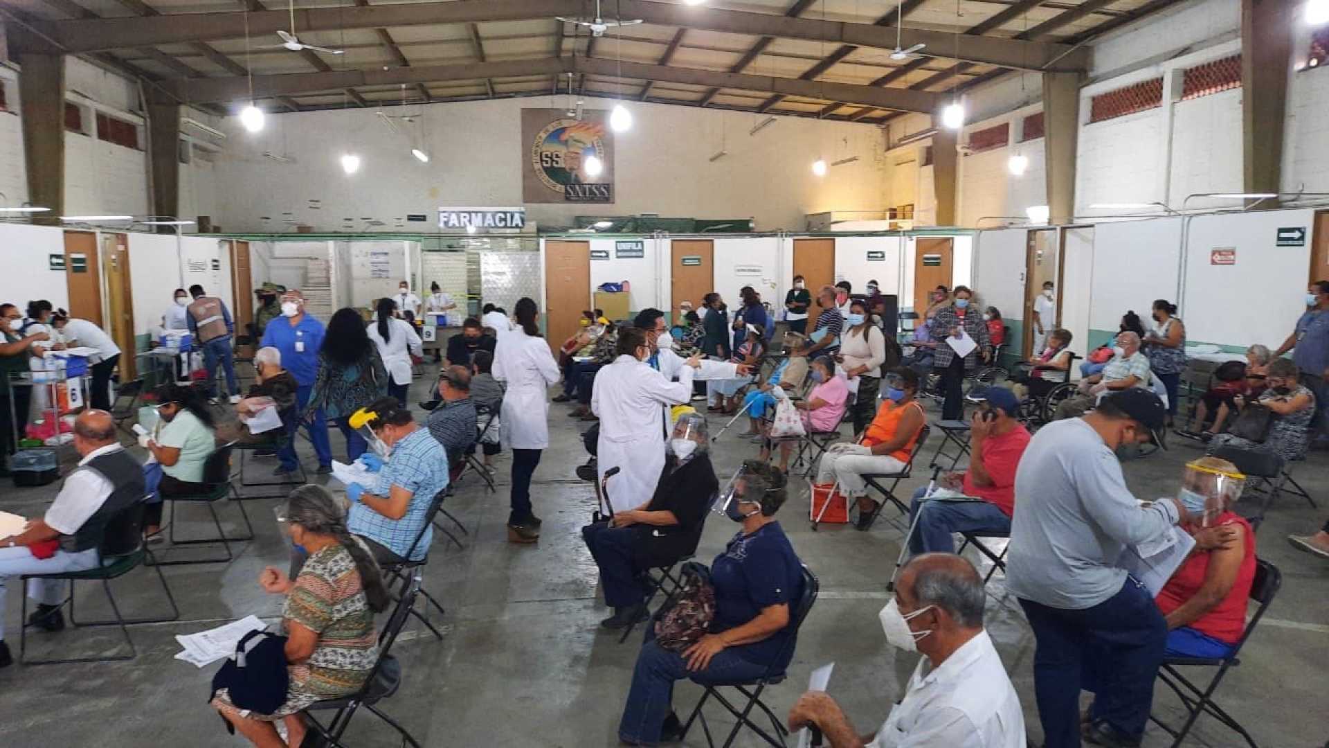 Arrancó hoy vacunación contra covid-19 a adultos mayores en Cuautla