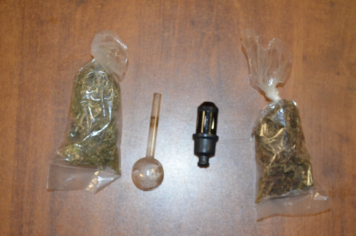 Detienen a dos individuos que tenían marihuana