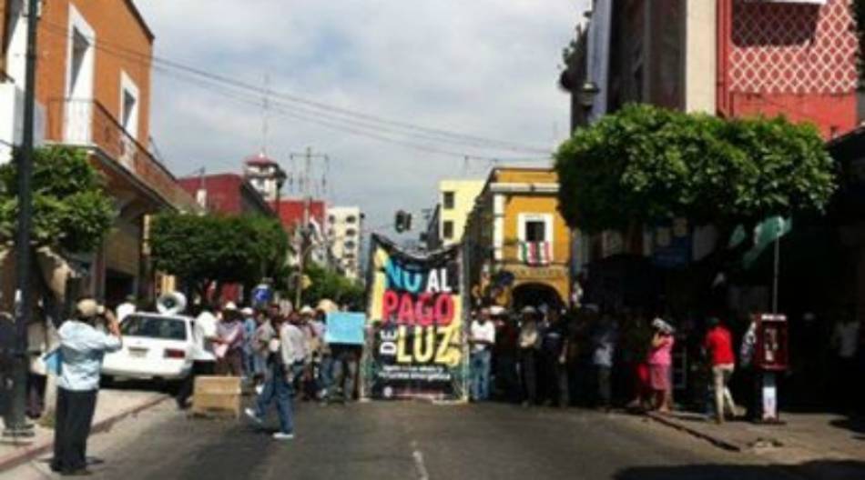 Se registra una manifestación a fuera de la Profeco; cierran la avenida Morelos