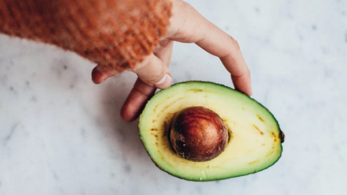 Cómo usar el hueso de aguacate para quitar las arrugas y canas
