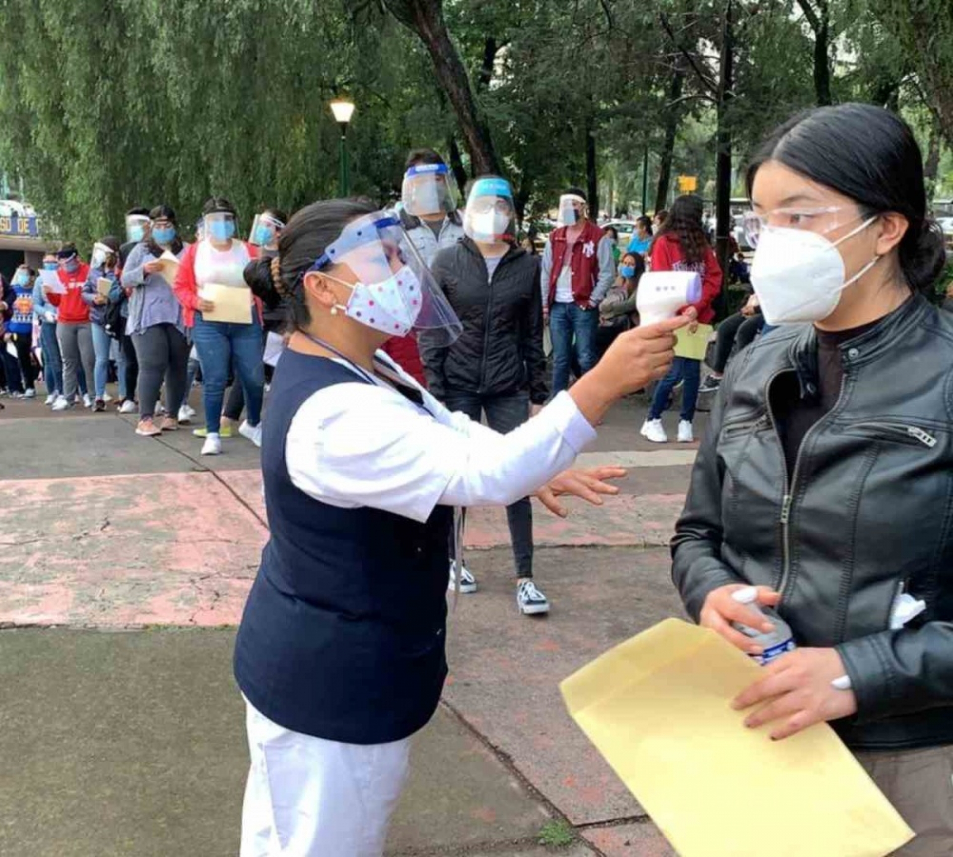 Cientos de jóvenes acuden a su examen para ingresar a la UNAM
