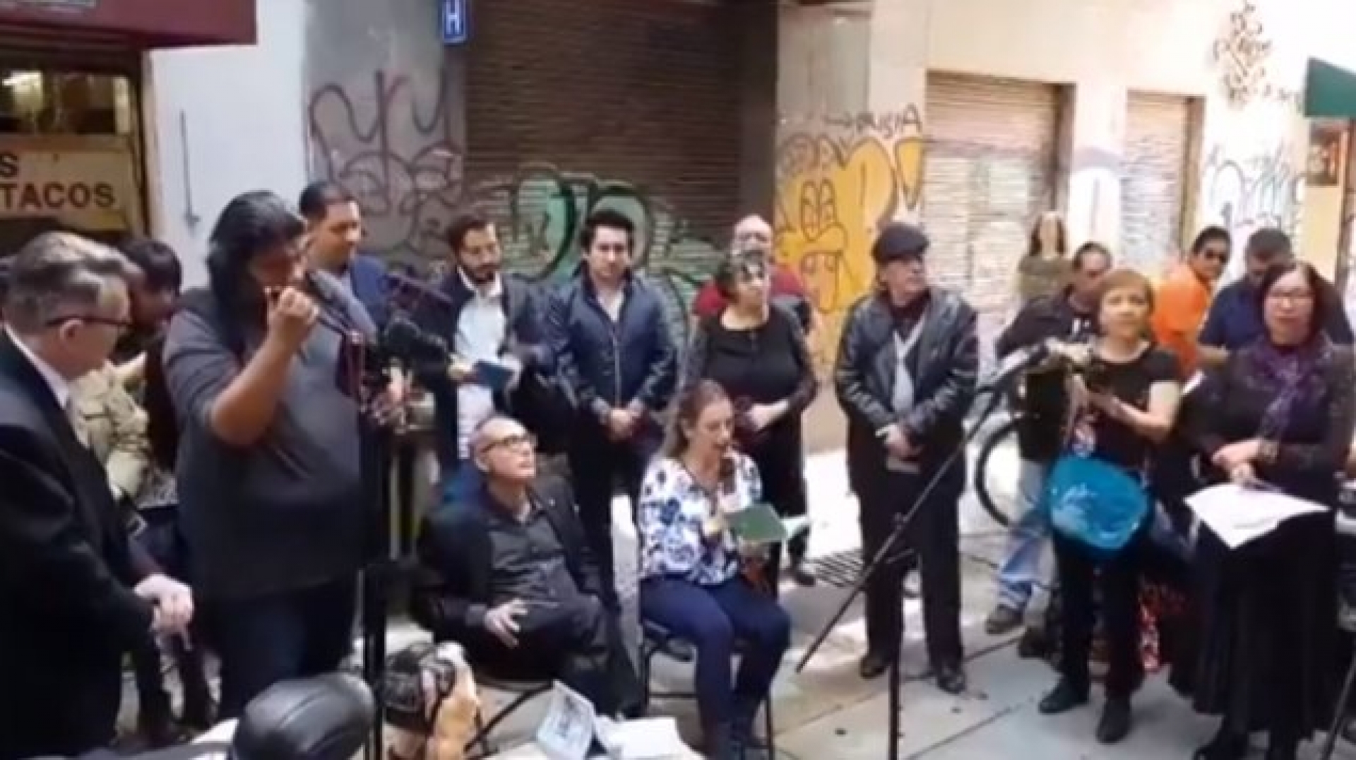 VIDEO: Beatriz Gutiérrez Müller rompe en llanto al leer un poema en calles del Centro Histórico