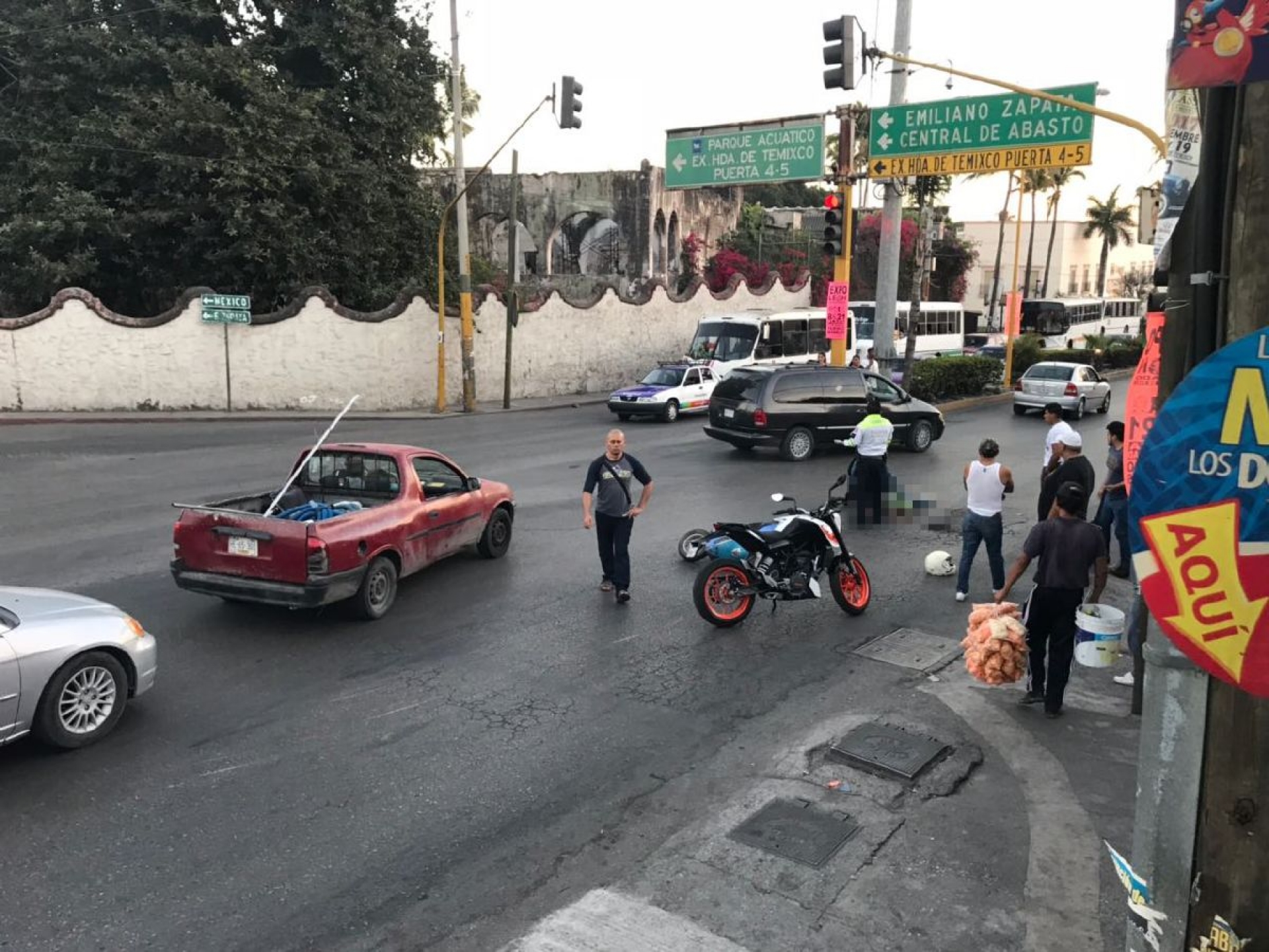 Terminó en un hospital al derrapar su moto, en Temixco