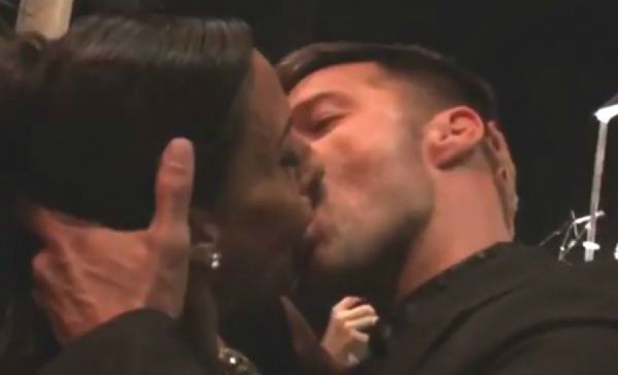 Mujer paga 90 mil dólares por besar a Ricky Martin