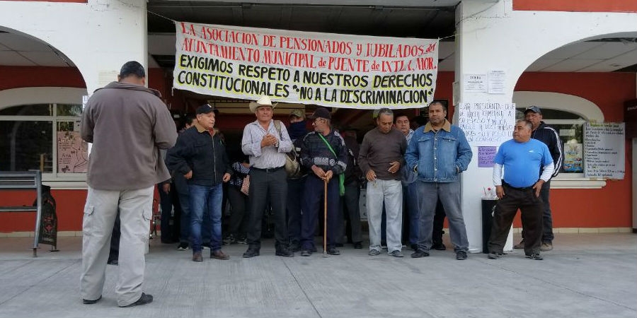 Pensionados y jubilados del Ayuntamiento de Puente de Ixtla toman la presidencia municipal