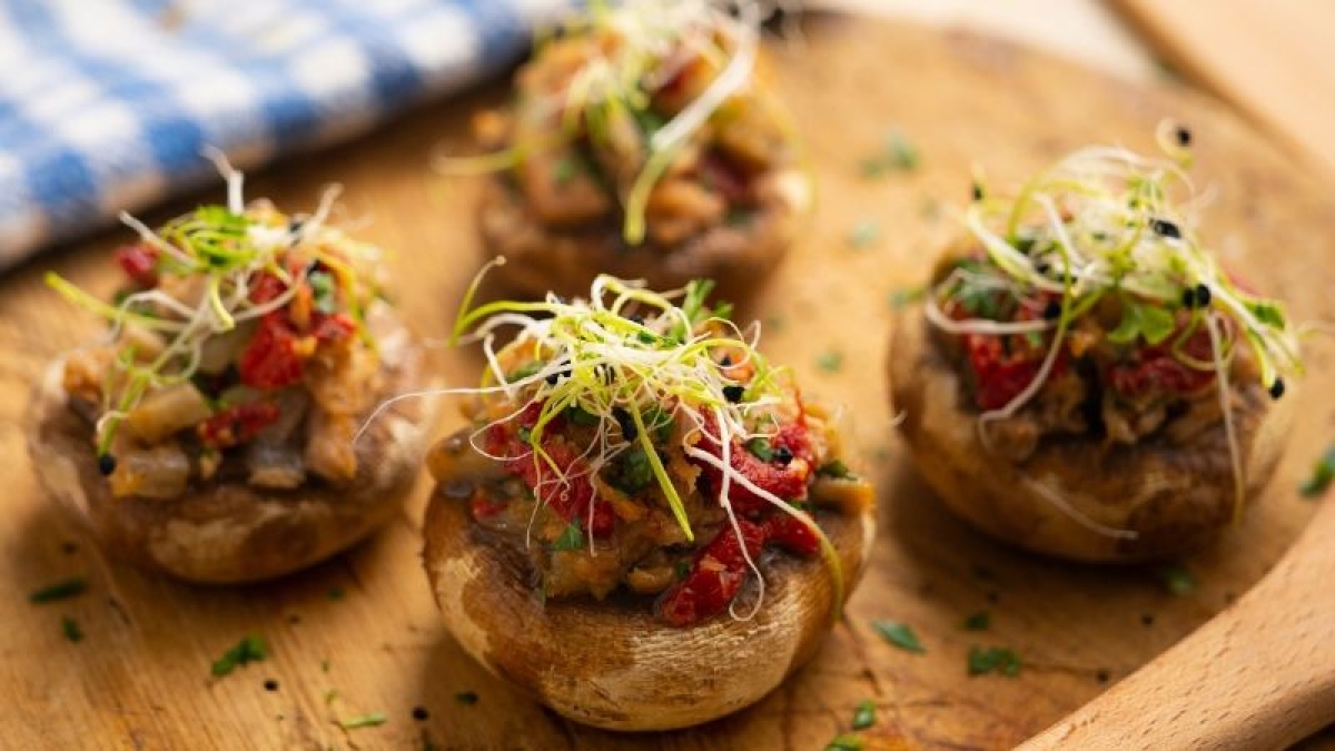 Champiñones rellenos con germen de alfalfa, una cena ligera para desintoxicarte
