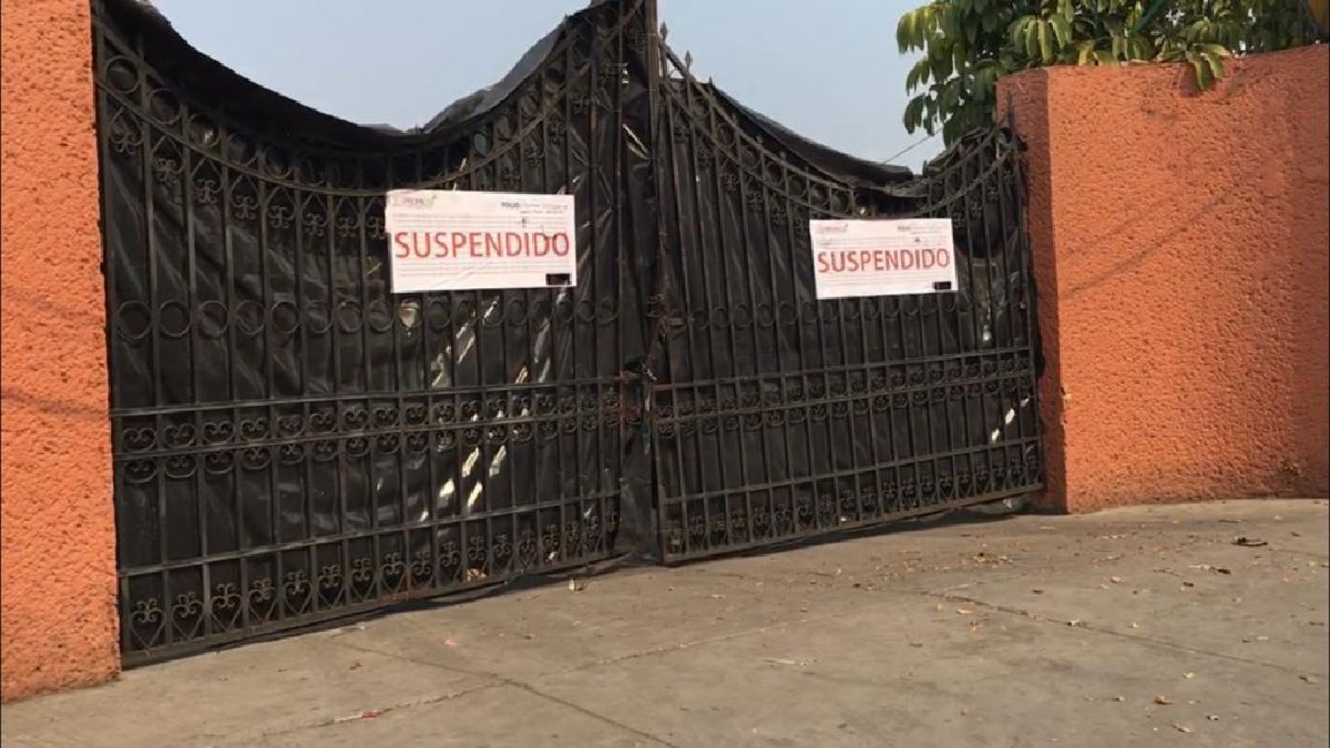 Clausuran obra por tala de árboles en Cuautla