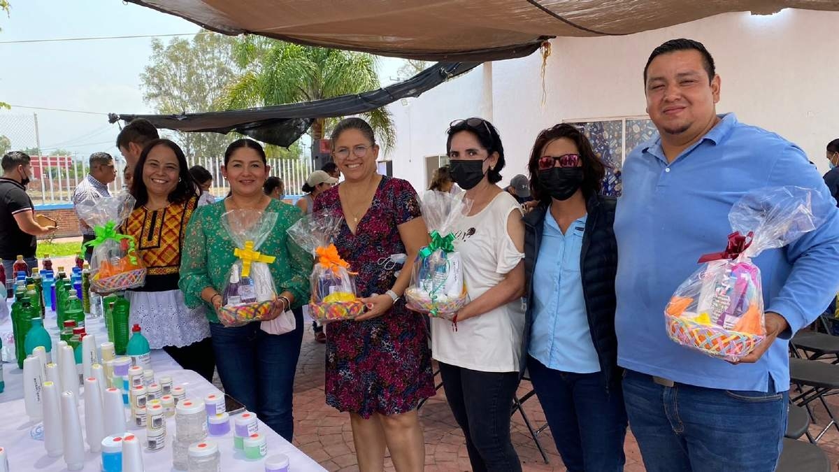 Capacitan a vecinos de Yecapixtla para acceder a un ingreso económico