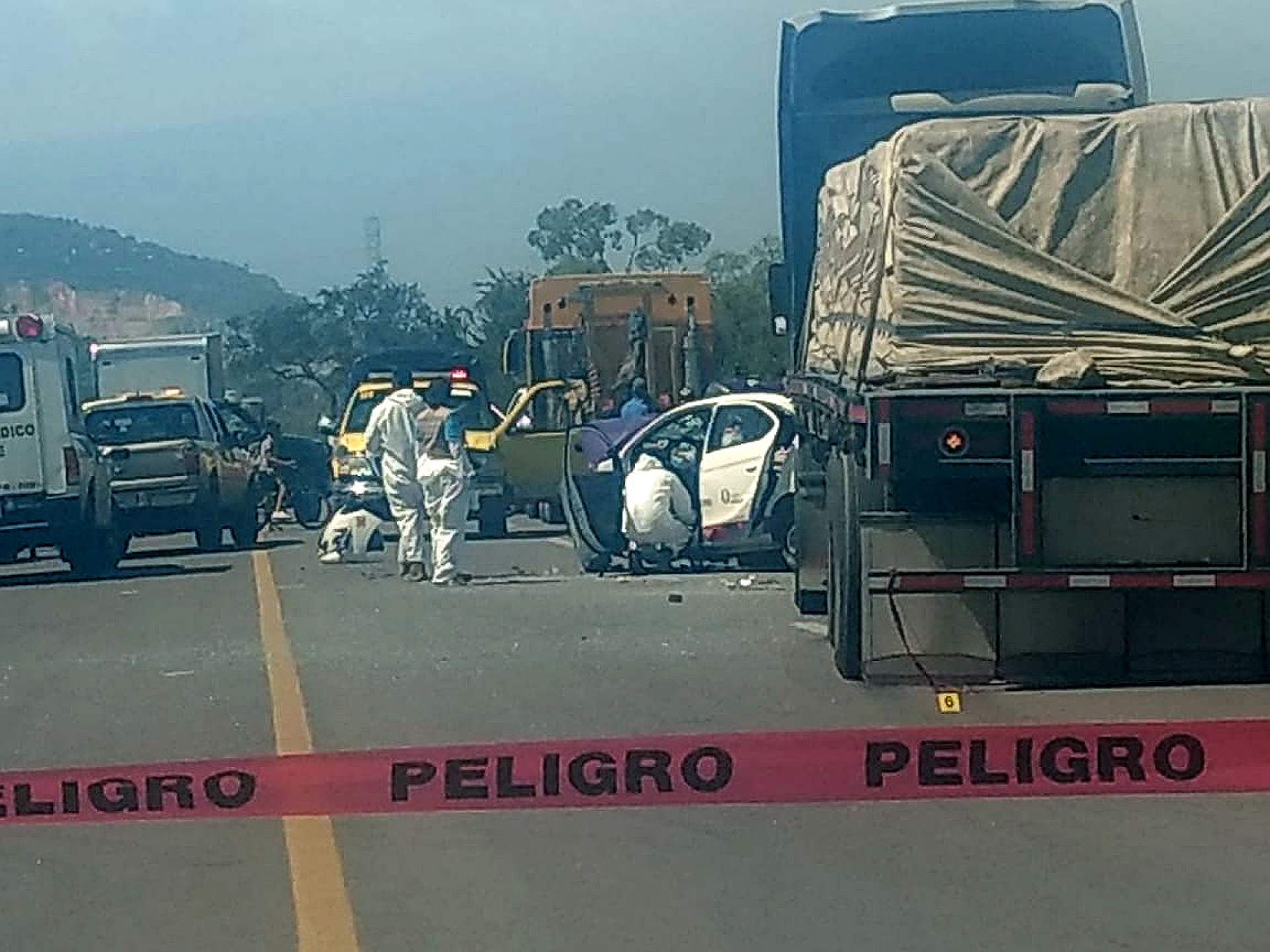 Fallece hombre tras impactar taxi contra tráiler