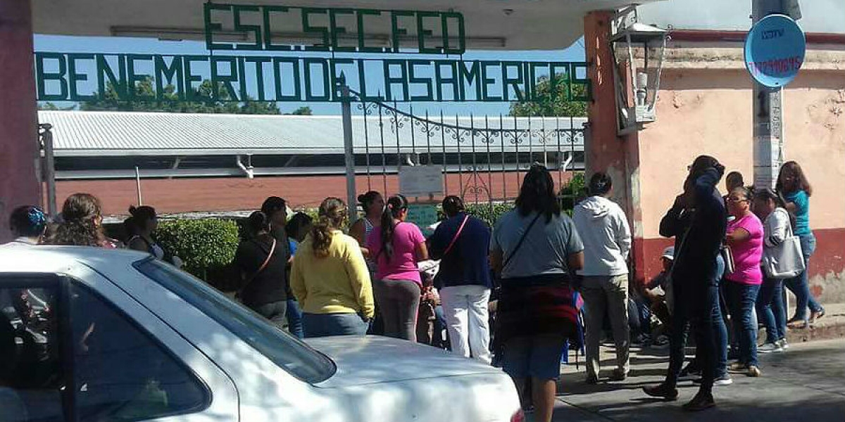 Toman instalaciones de la secundaria Benemérito de las Américas, en Miacatlán