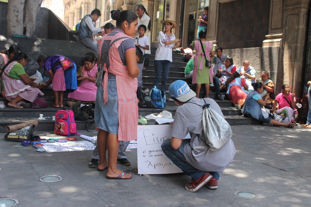 Artesanas exigen ser reinstaladas en la Plaza de Armas
