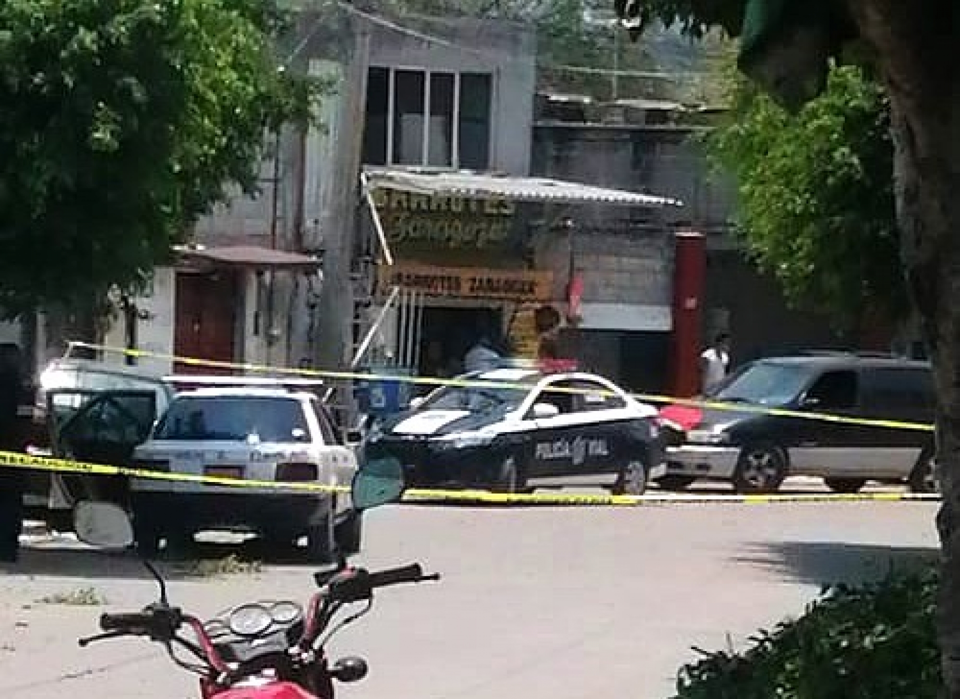 Lesionan a balazos a un hombre en un taxi, en Emiliano Zapata