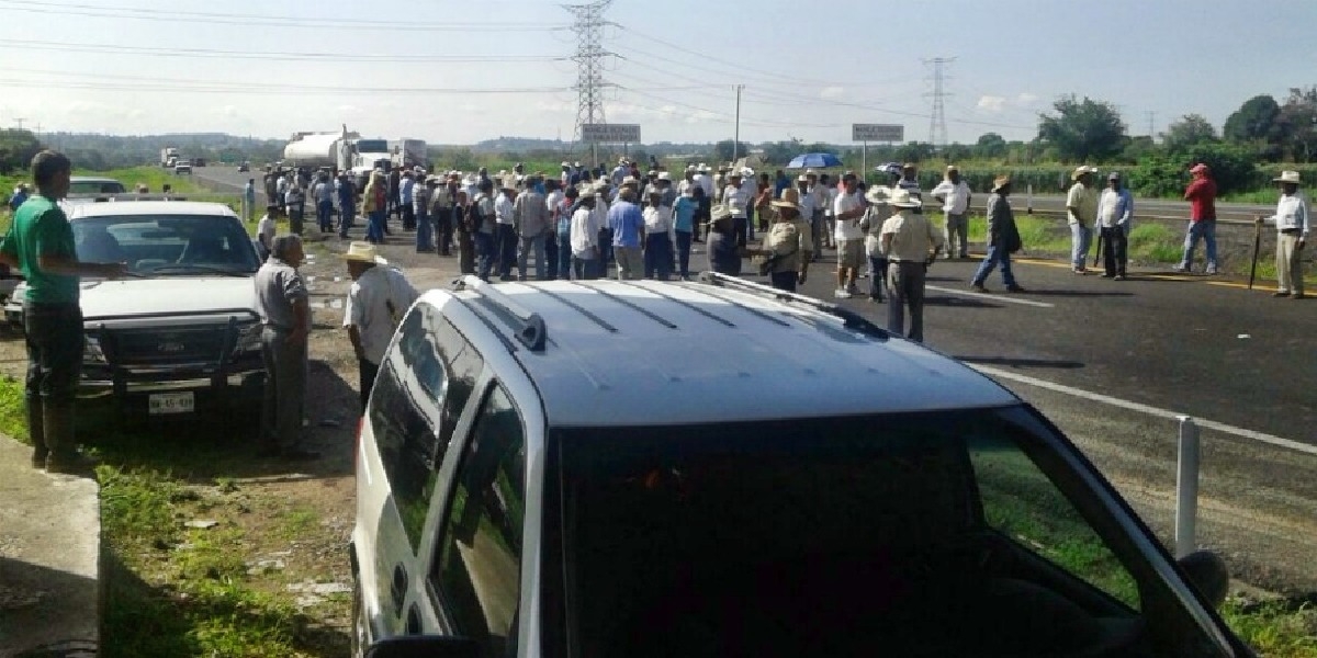 Ejidatarios de Tlayacapan bloquearon por varias horas la autopista La Pera-Cuautla