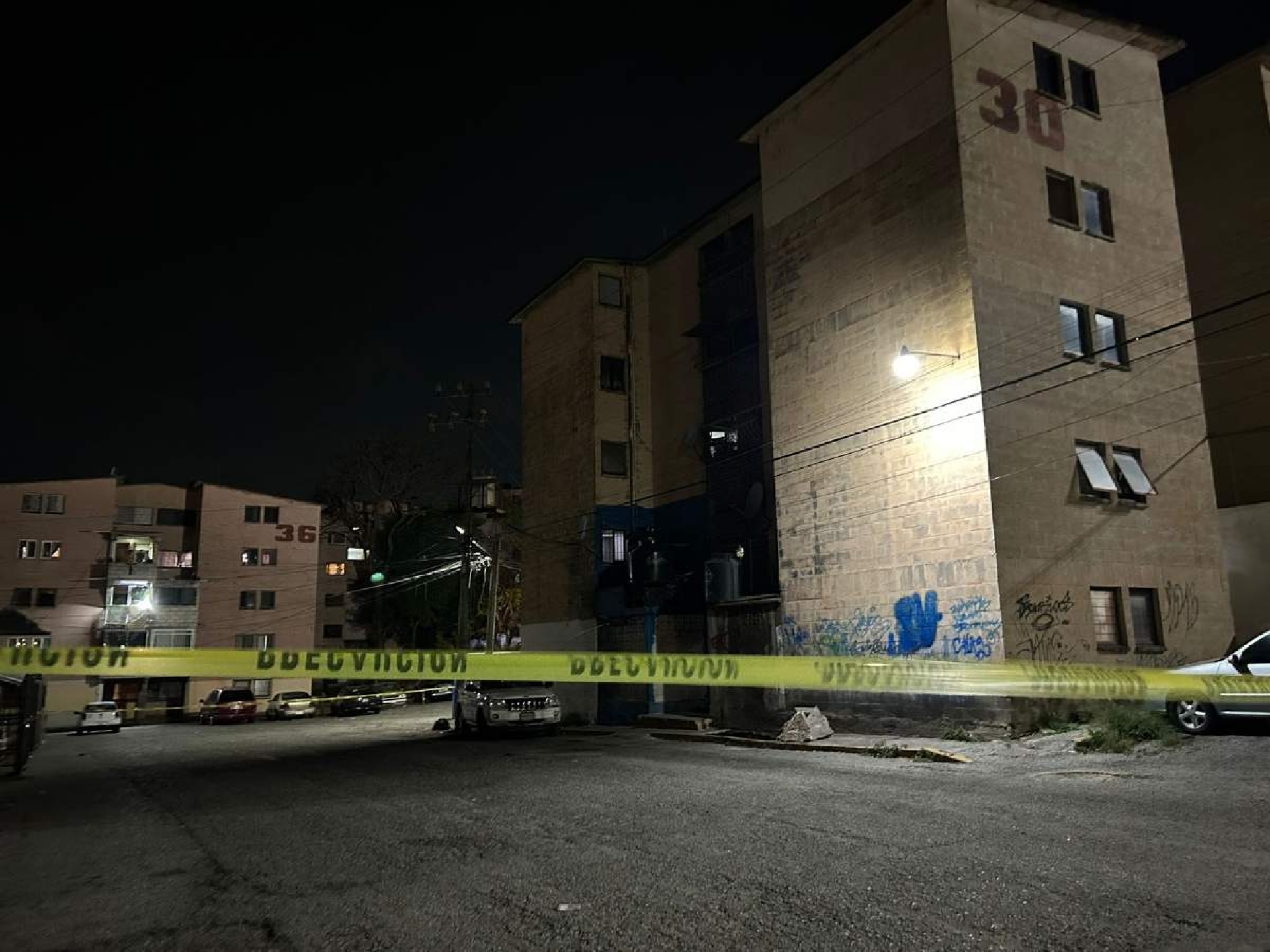 Varios hombres dispararon contra un departamento