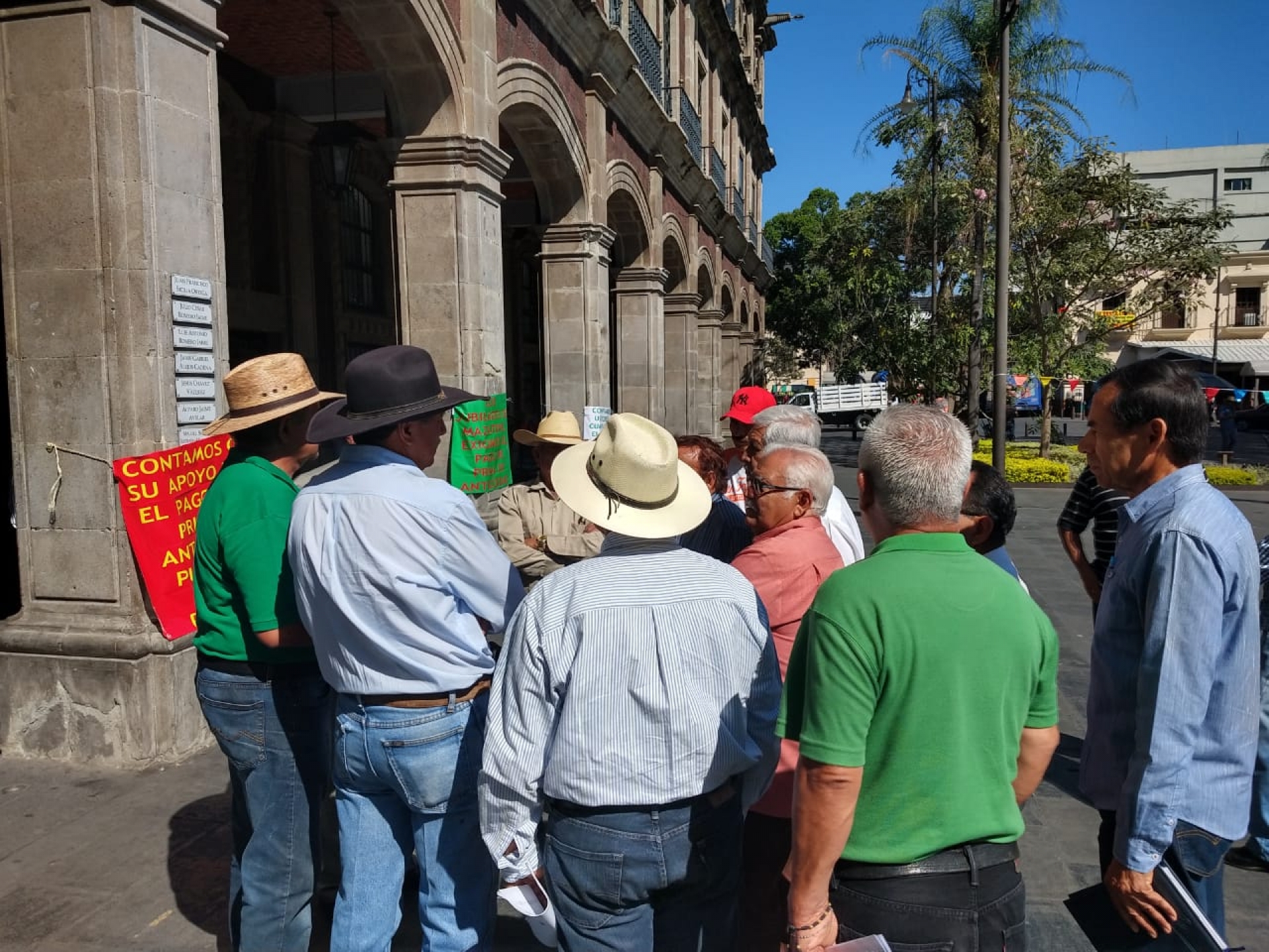 Exigen maestros jubilados certeza en el pago de su prima de antigüedad