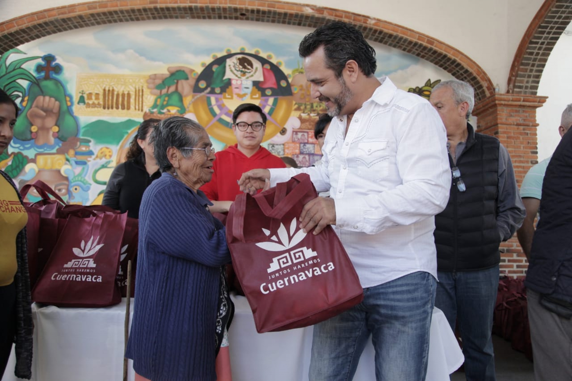 Entrega alcalde capitalino paquetes 'Pollotón' en el poblado de Chamilpa