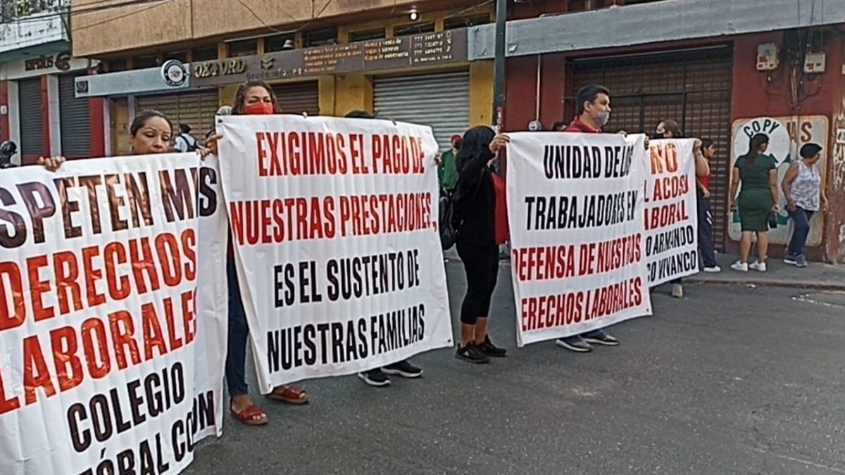 Protesta de trabajadores del colegio 'Cristóbal Colón' en avenida Morelos