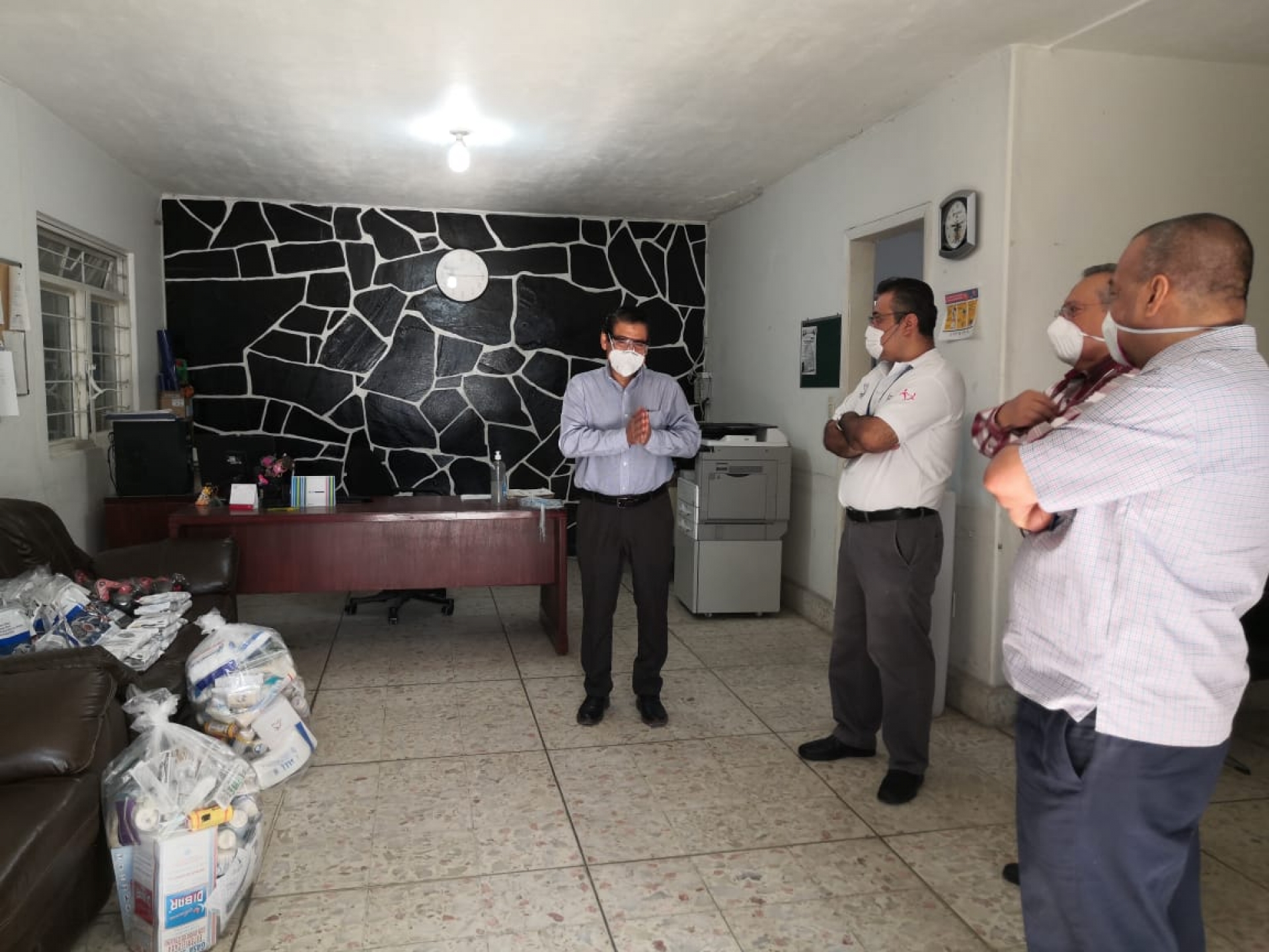 Entrega dirigente del SNTSS equipos de protección personal a los SSM