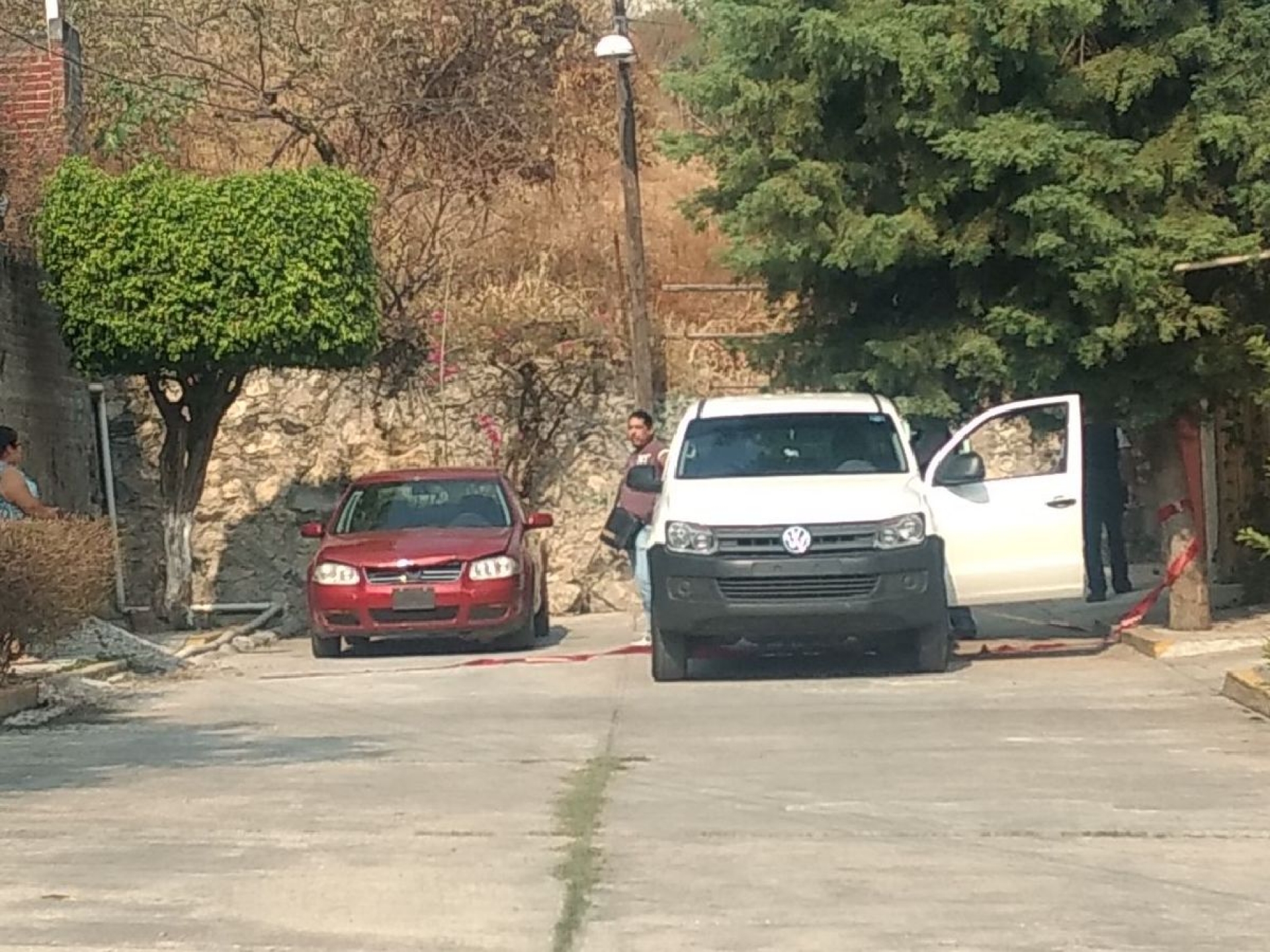 Hallan muerto a un joven dentro de un auto, en Jiutepec