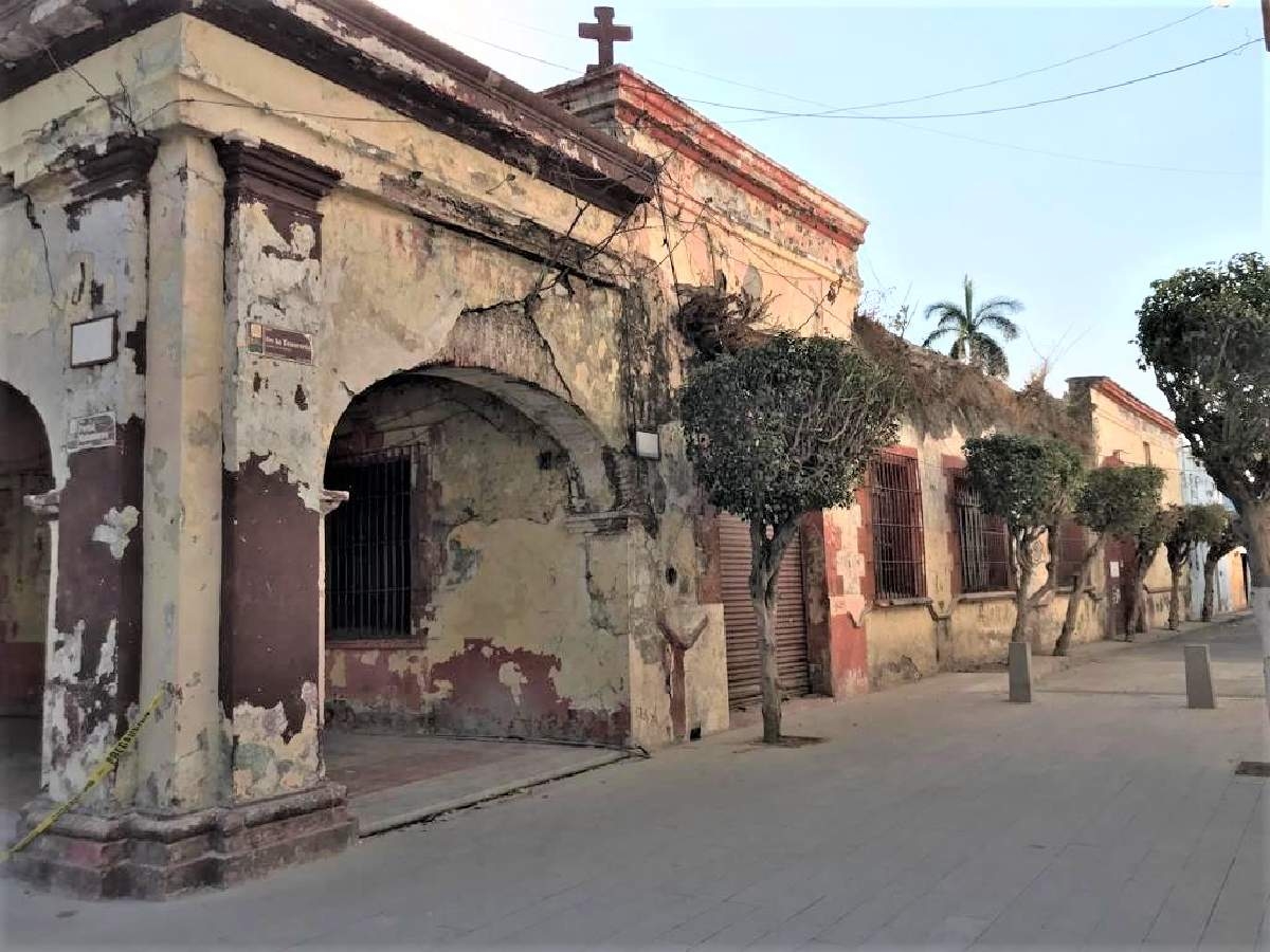 En riesgo de colapso, edificio histórico en el zócalo de Cuautla