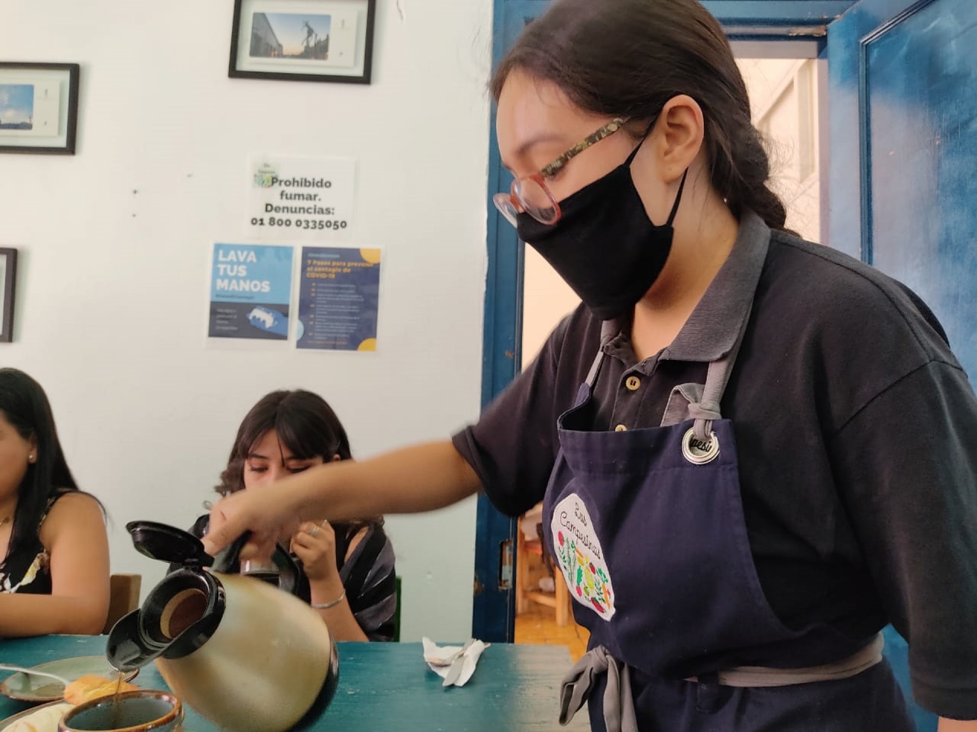 Estudió ingeniería en robótica, pero trabaja como mesera