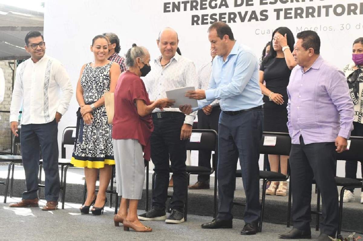 Entrega Cuauhtémoc Blanco escrituras a beneficiarios de Reservas Territoriales