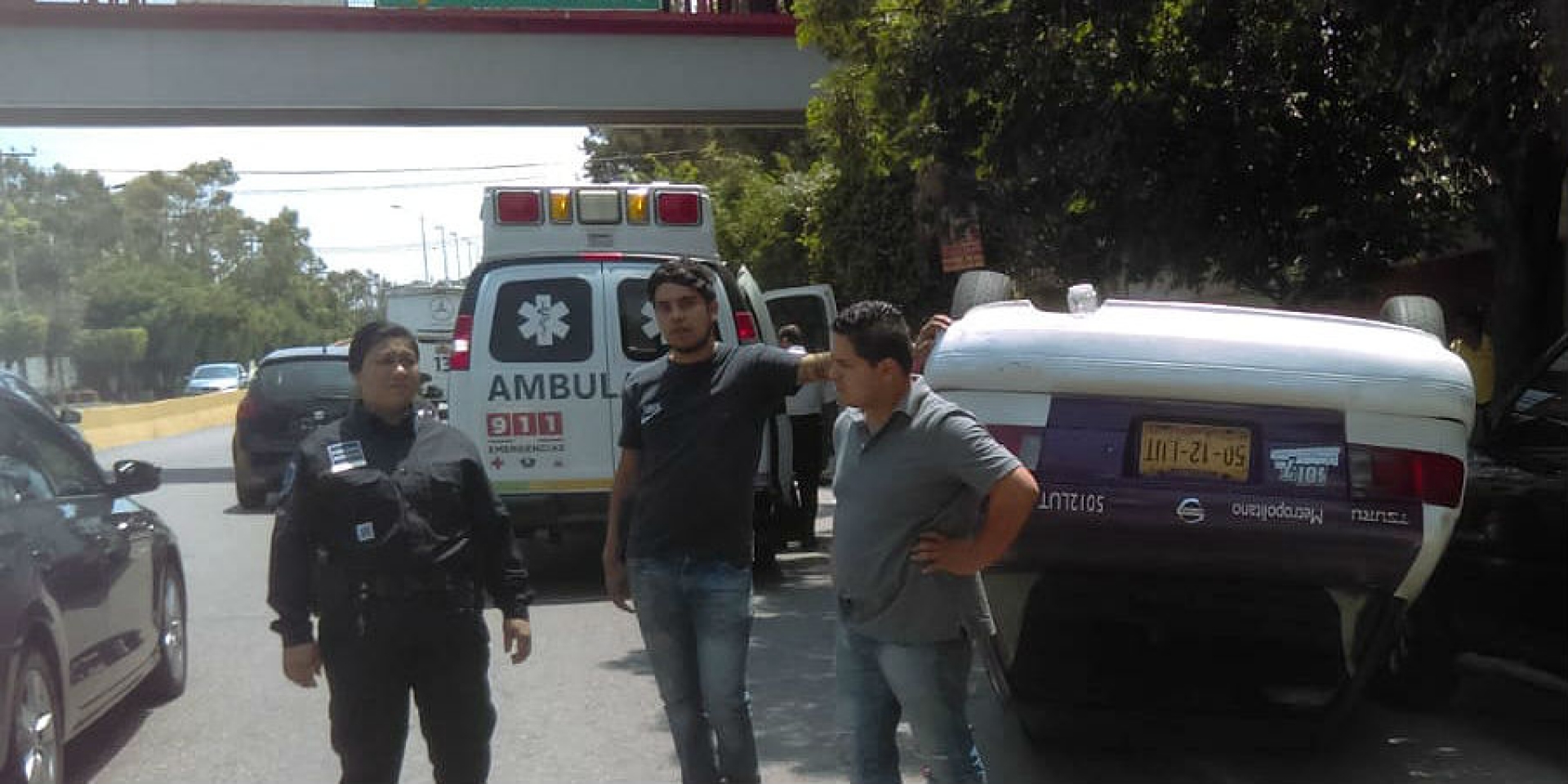 Vuelca taxi en la avenida Heroico Colegio Militar, en Cuernavaca