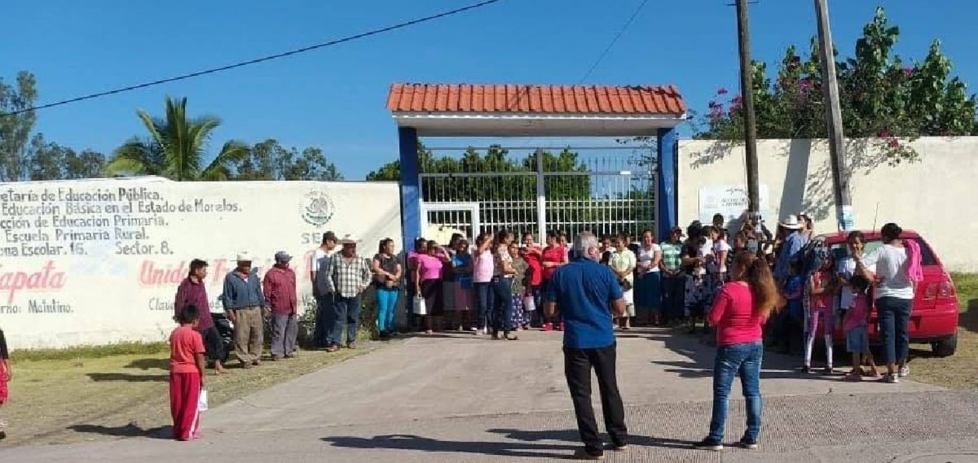 Amagan padres de Tepalcingo con cerrar carreteras ante inseguridad en escuelas