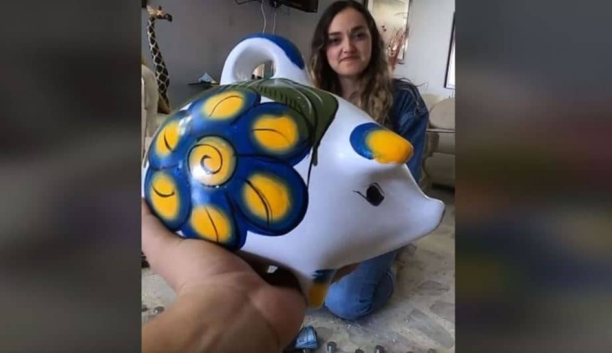 Joven propone matrimonio con alcancía de cochinito y se vuelve viral