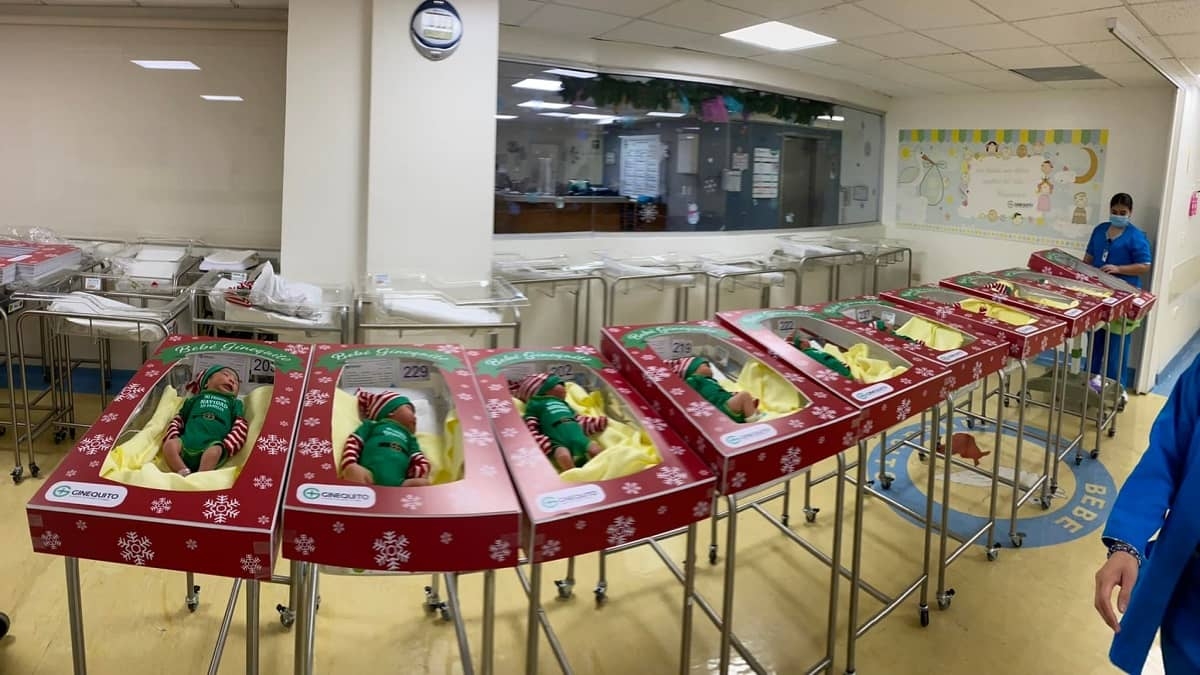 Hospital disfraza a recién nacidos de duendes navideños