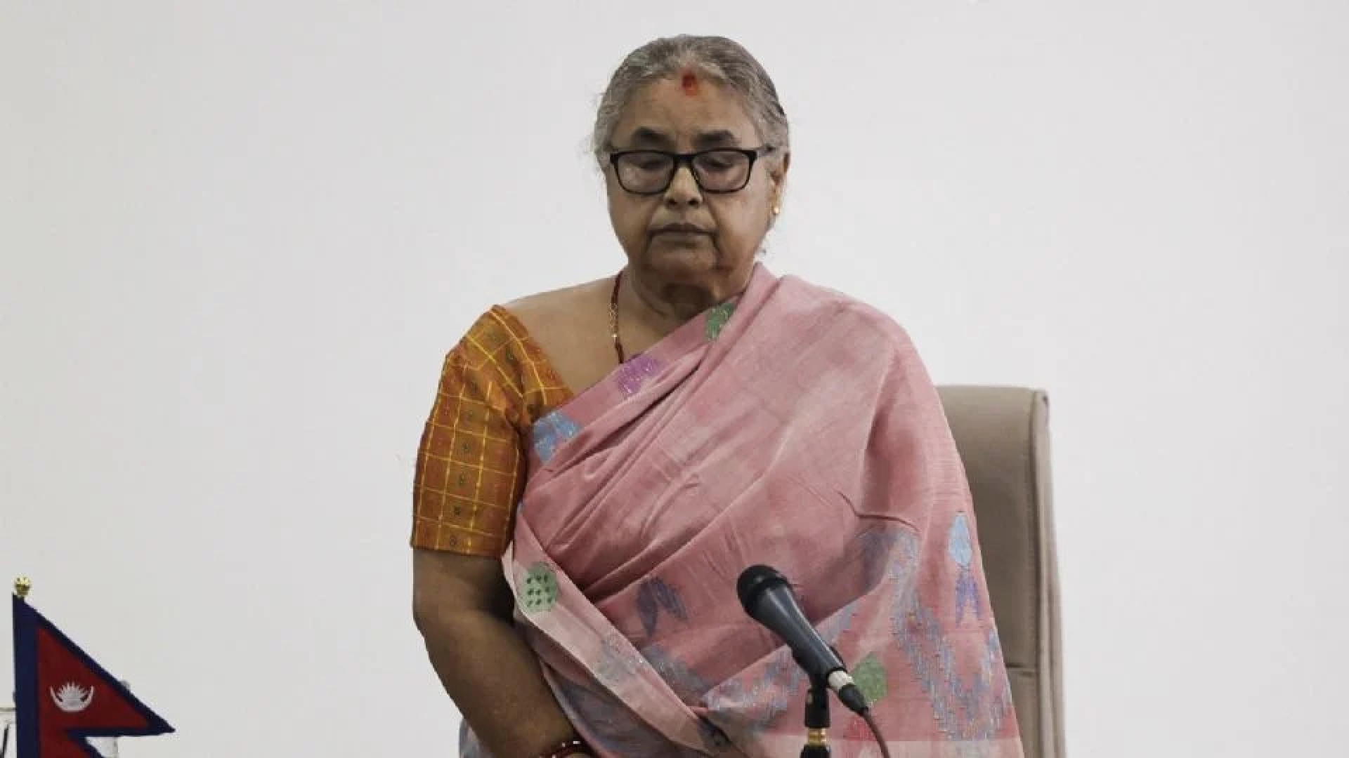 Primera ministra de Nepal pide calma y cooperación al asumir el liderazgo del país