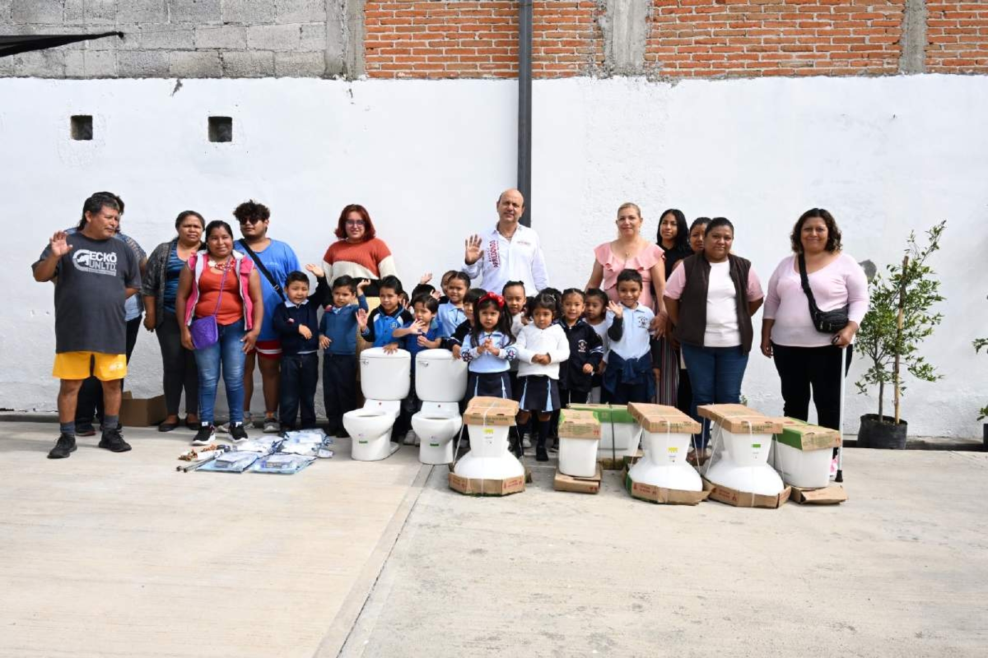 Entrega Rodrigo Arredondo materiales al kínder “María Montessori”