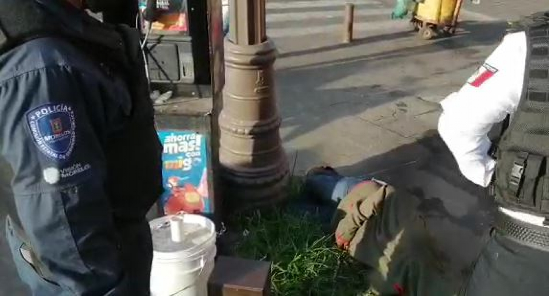 Atienden a hombre que sufrió caída frente al Palacio de Cortés