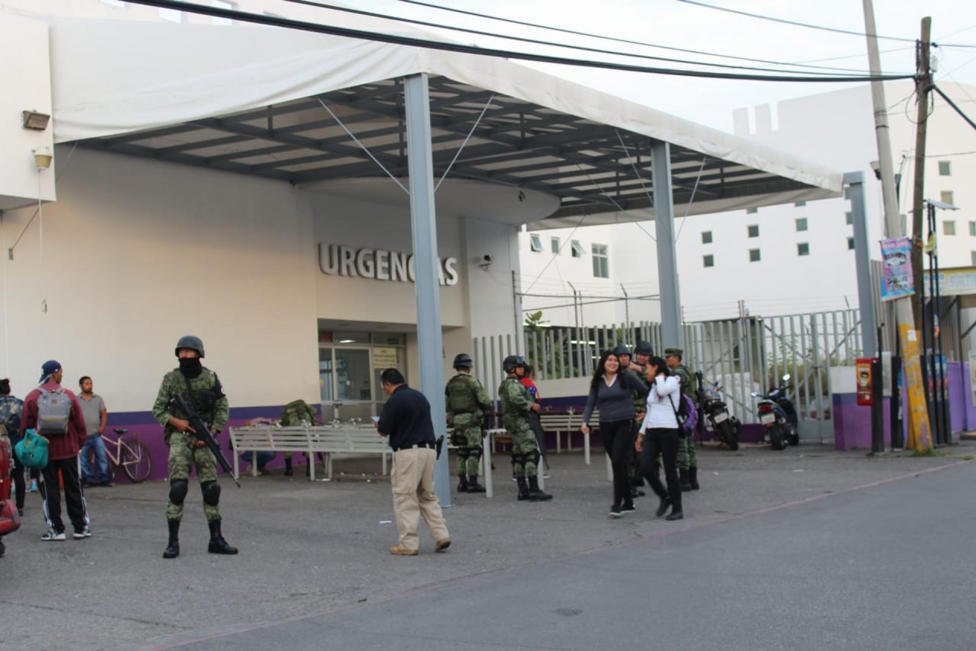 Lesionan a balazos a tres personas afuera del hospital comunitario de Temixco
