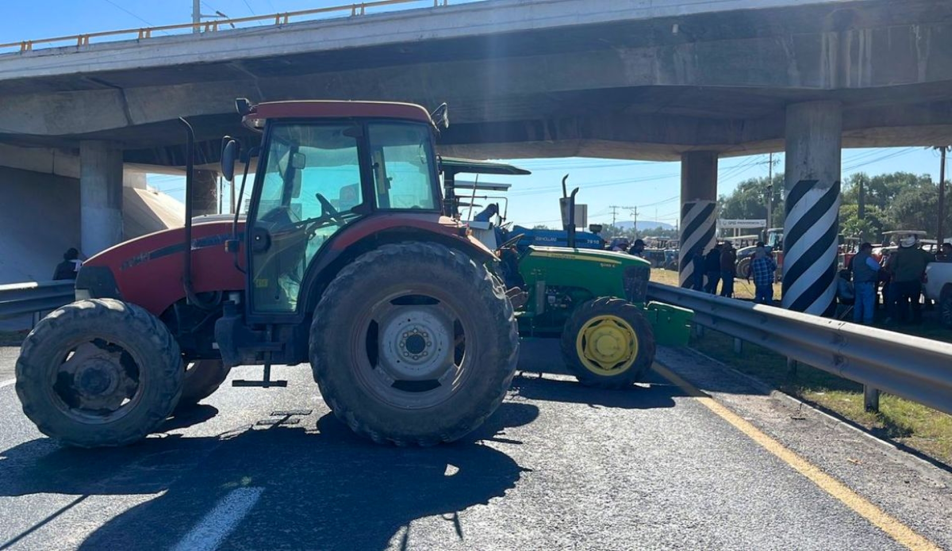 Productores de sorgo mantienen bloqueo en autopista 45D de Guanajuato
