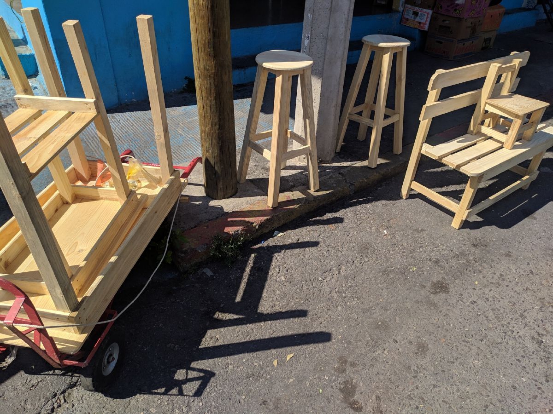 Viaja desde Tlaltizapán para vender sus muebles