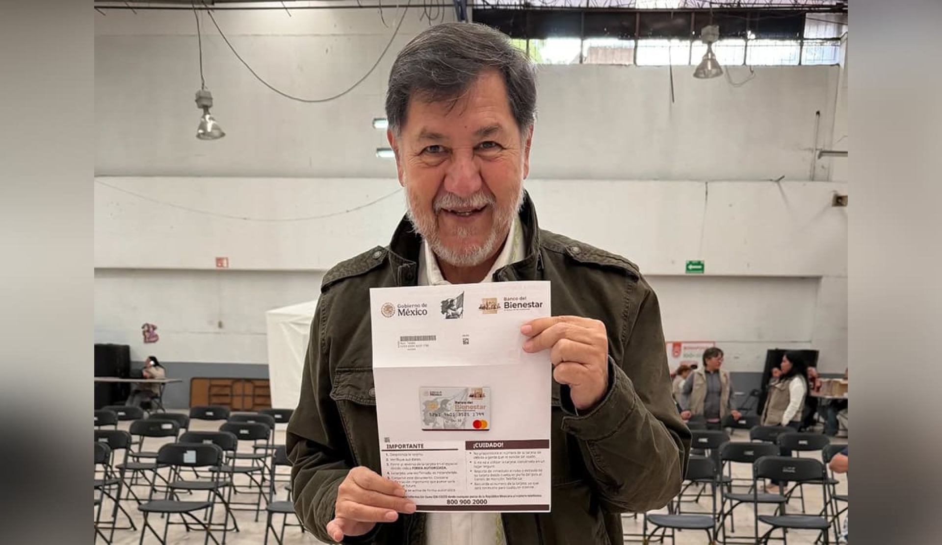 Fernández Noroña recibe su tarjeta del Bienestar para adultos mayores