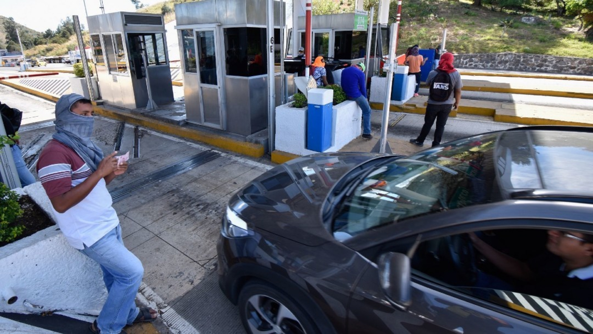 Se van a rescatar todas las casetas tomadas, anuncia AMLO