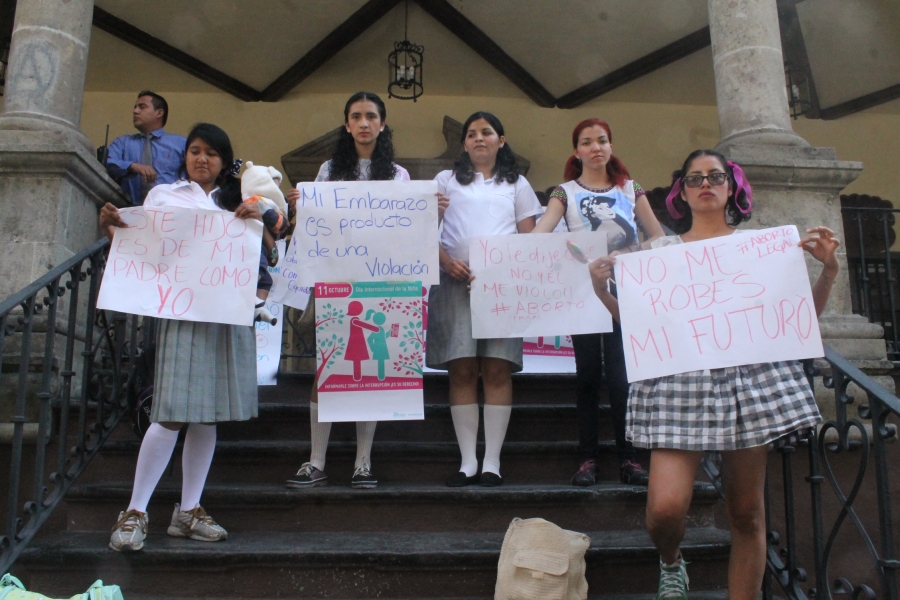 Jóvenes se manifiestan en el Congreso a favor de la legalización del aborto