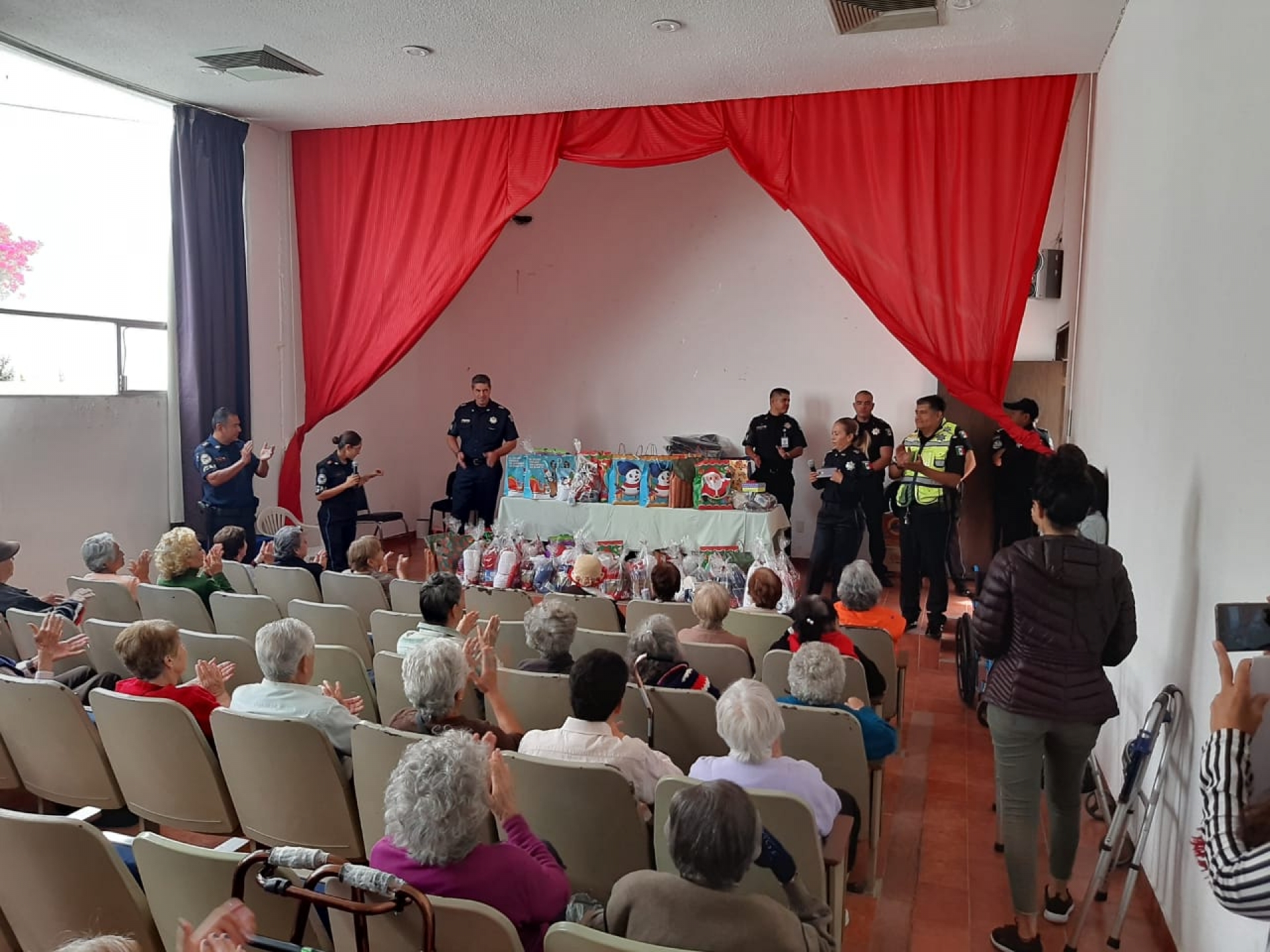 Entrega personal de GN regalos en casa hogar de adultos mayores, en Morelos