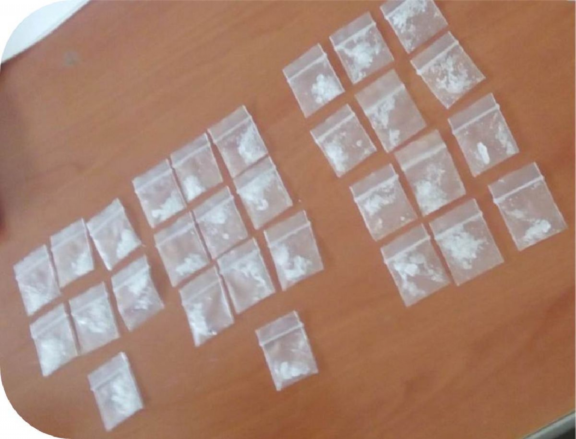 Arrestan a tres jóvenes que presuntamente tenían “cristal”